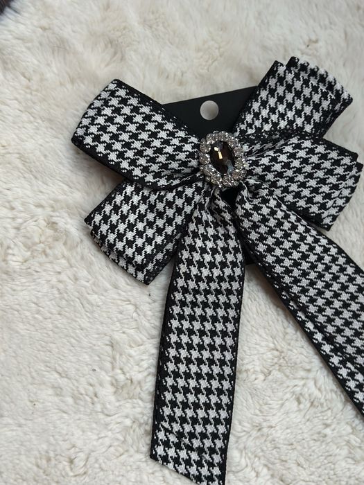 Панделка брошка в черно бял пепит с кристали Zara