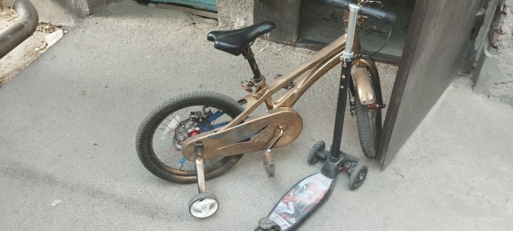 Продам велик на 5-6 лет и самокаты.