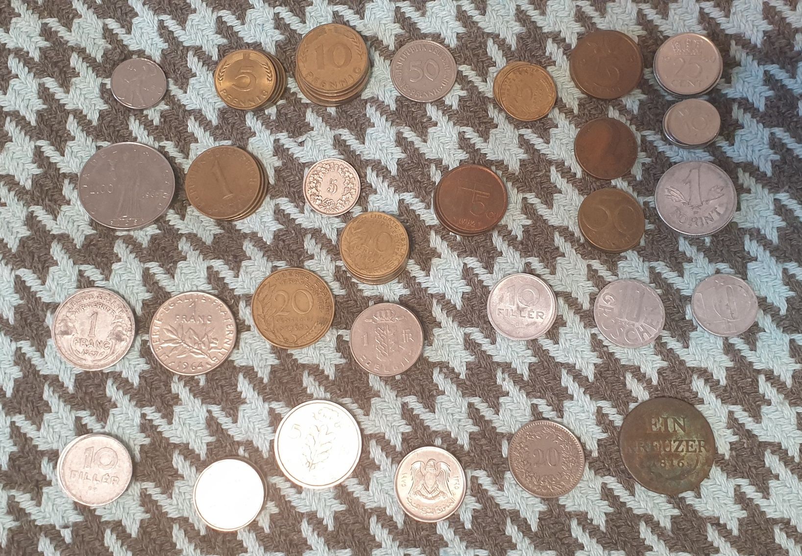 Lot 65 monede straine si 3 bancnote unguresti (2 consecutive)
