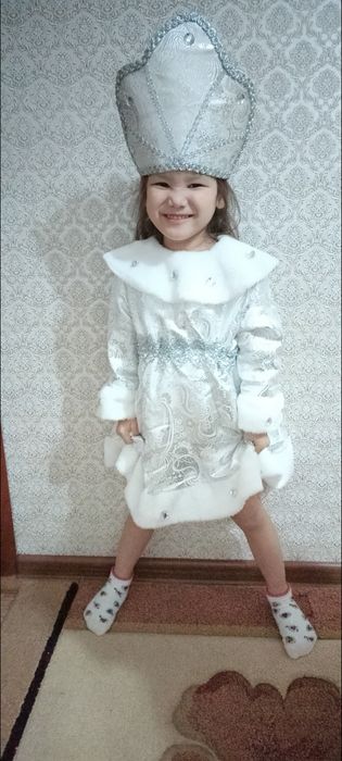 Продам новогодний костюм Снегуоочки