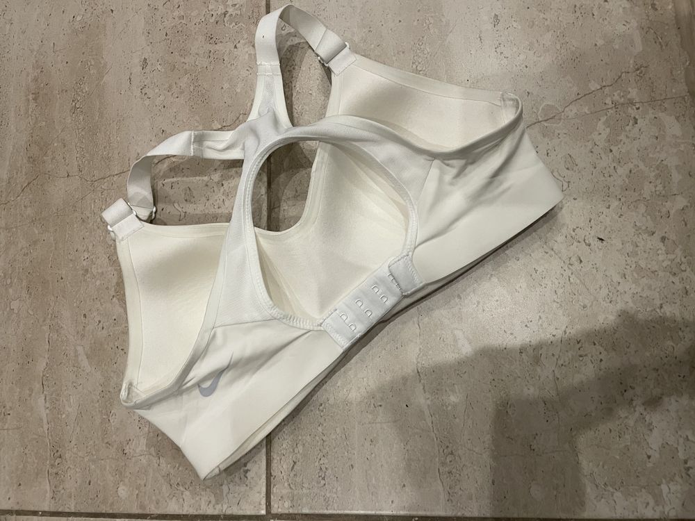 Zara. Na-kd Nike pro mango