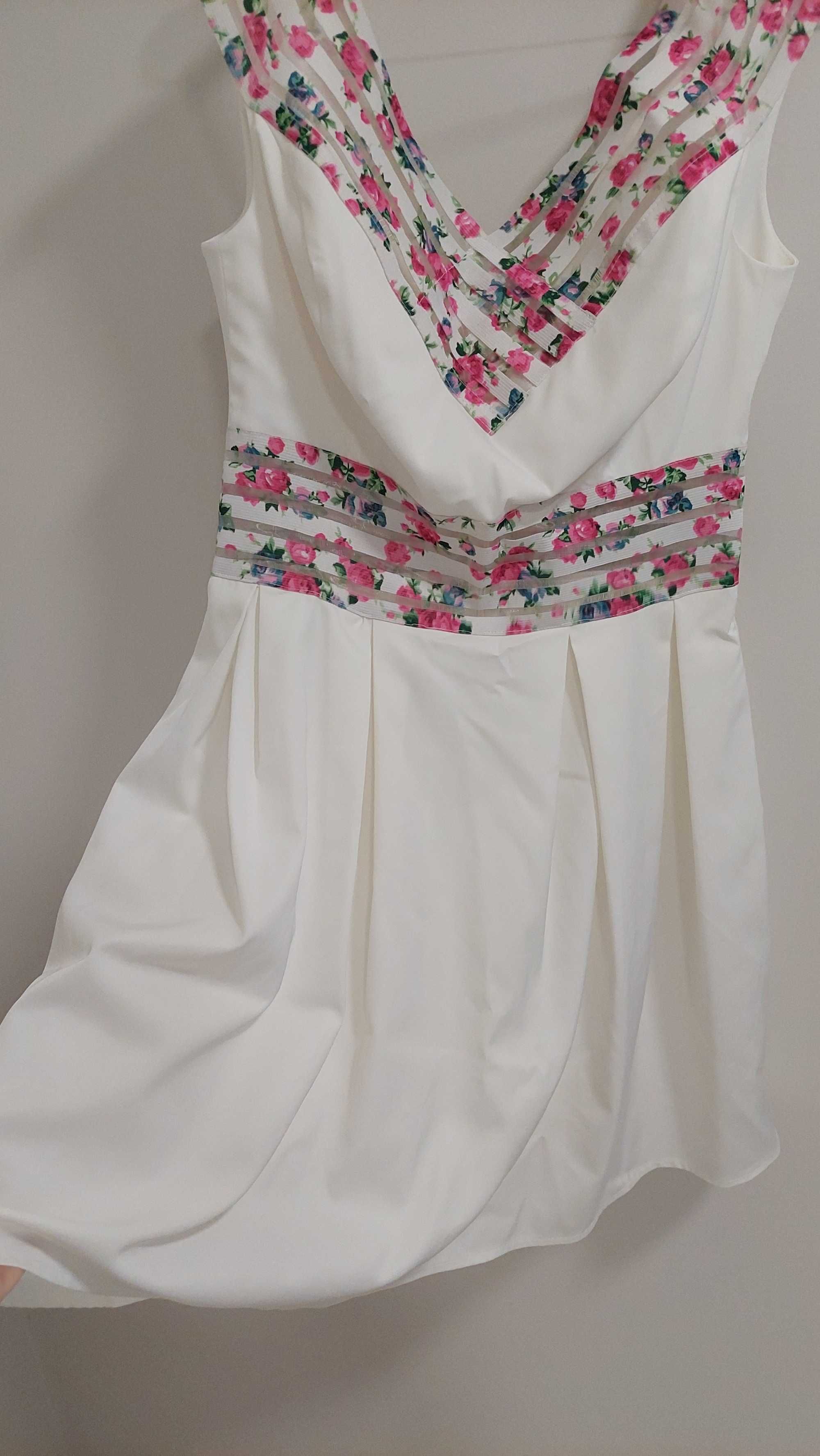 Бяла елегантна рокля с флорални мотиви