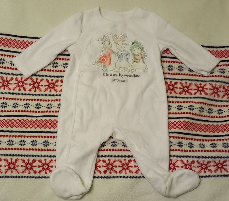Снежно бели ромпърчета със Зайчето Питър и един розов с мече - 3-6 мес