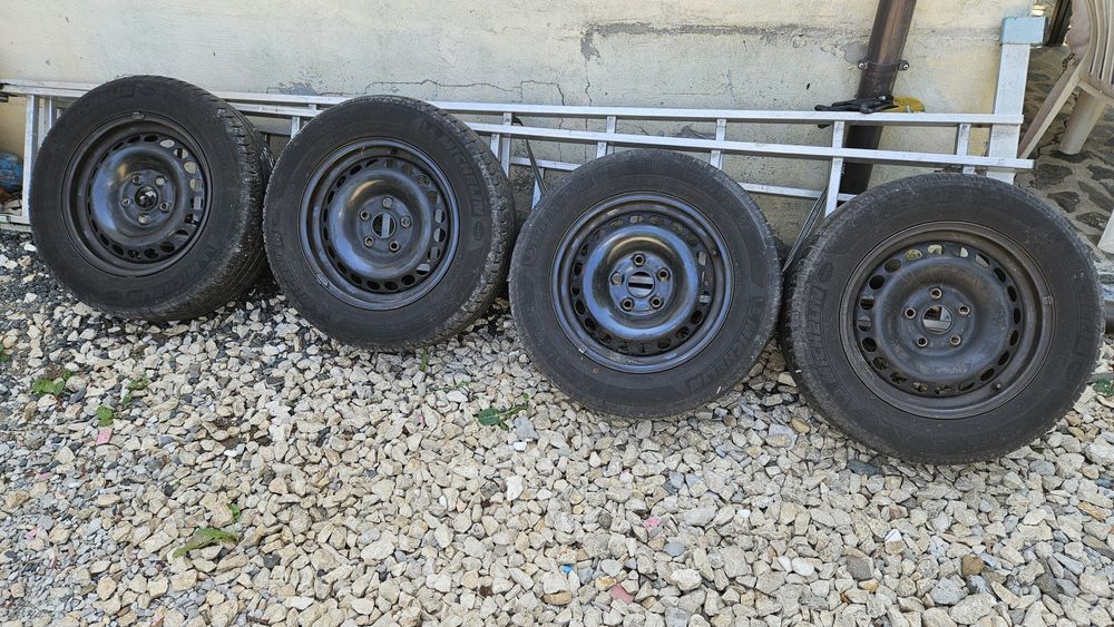 Vând  anvelope de vara Michelin . 195/65 R15 + jante