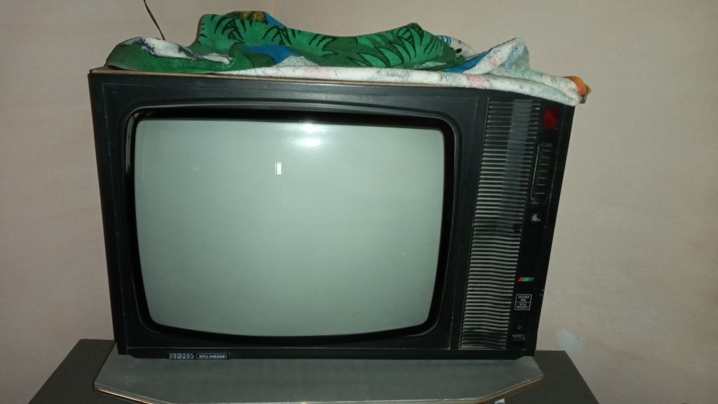 Телевизор срочна сотилади
