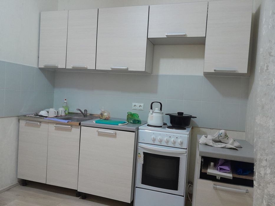 Кухня, мебель стол и табуретки