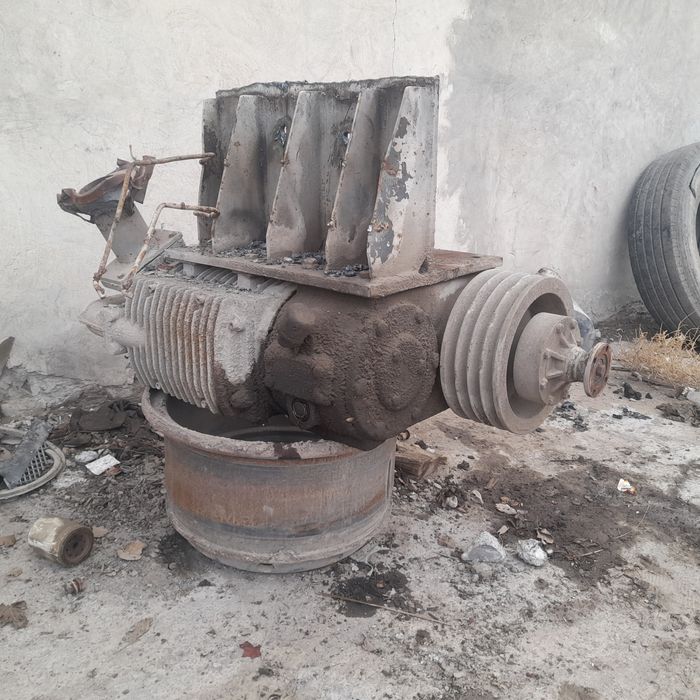 Насос от цементовоза авто машины HOWO в рабочем состояние.