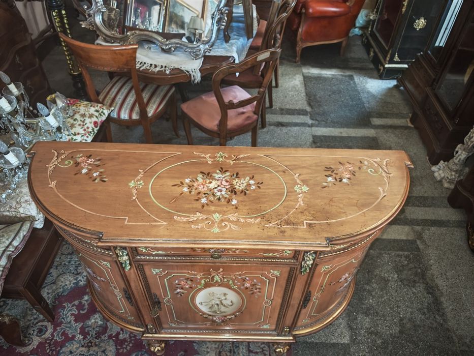 Красив рисуван комод.