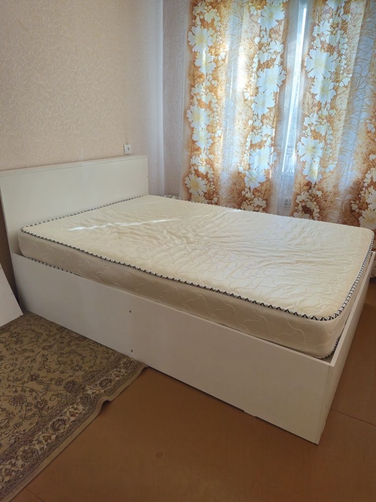 Продам кровать двуспальную и матрас