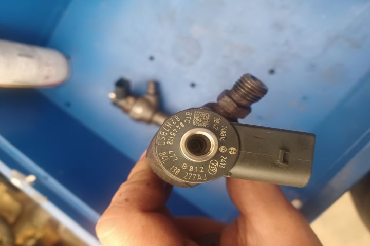 Injector motorina 04L130277AJ Volkswagen VW Golf 7 [2012 - 2017] Hatc