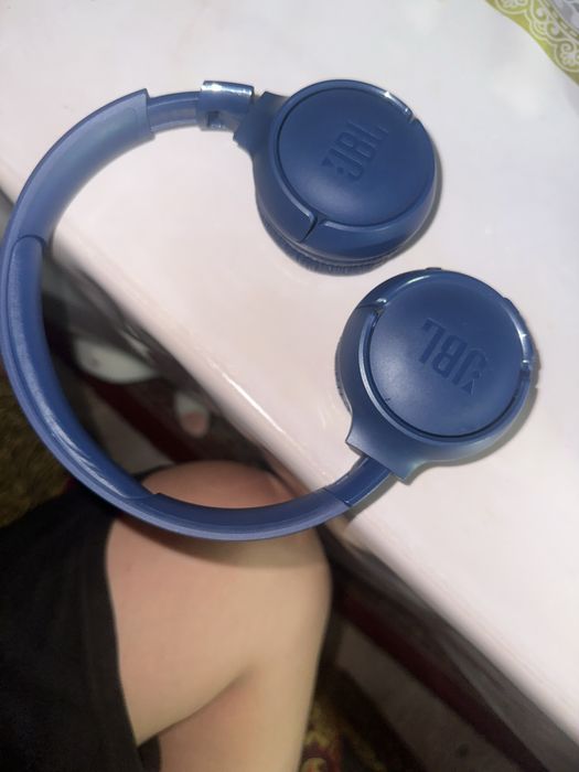 Наушники jbl харошо держет зарятку и почти новые