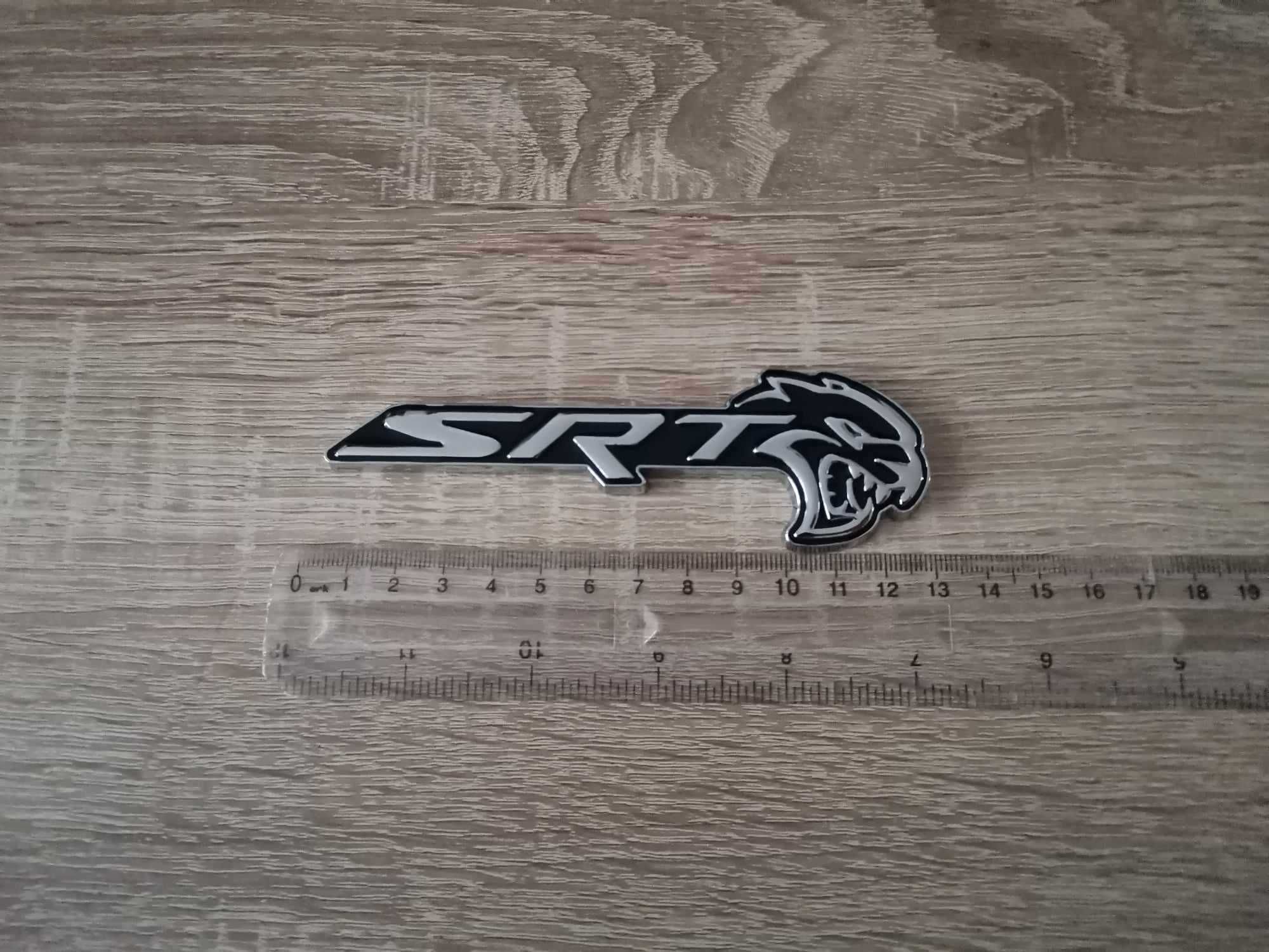 SRT Hellcat сребристо с черно емблема дясна