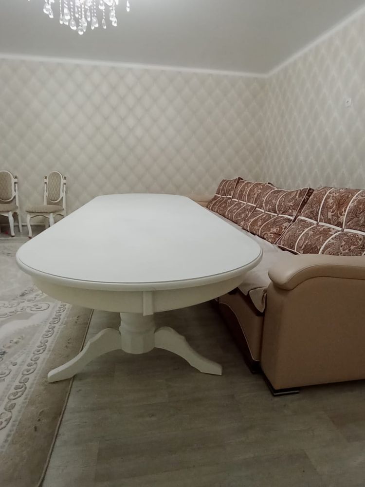 Срочно продам стол для гостиной производства Малайзия,раздвижной 3,5 м