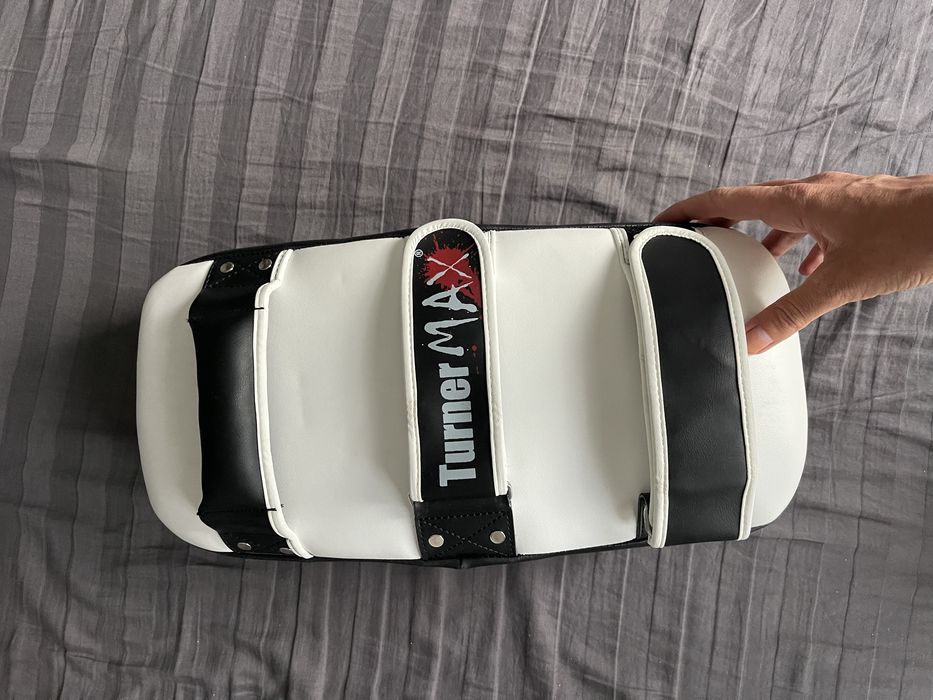 Protectie pentru brat, alb-negru, pad de box, pad tailandez.
