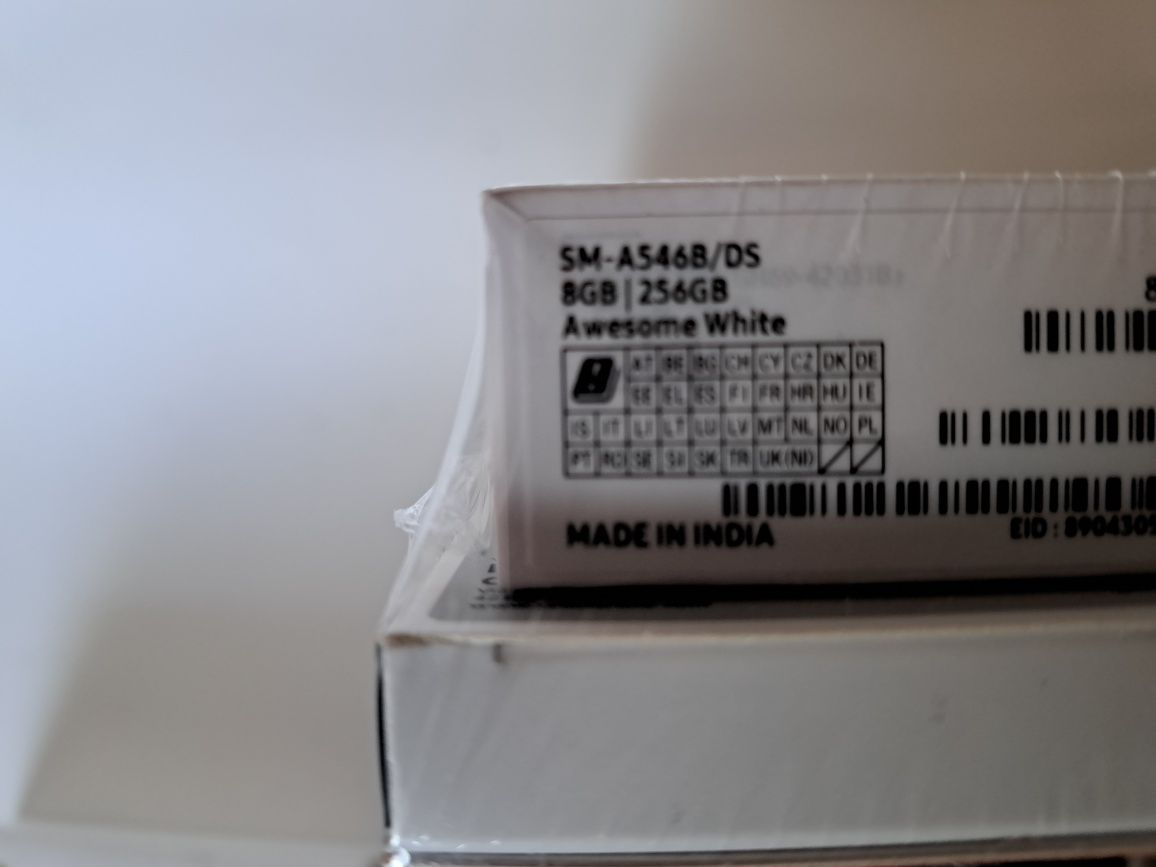 Продавам чисто нов Samsung A54 5G/RAM8GB/256GB + зарядно "Samsung".