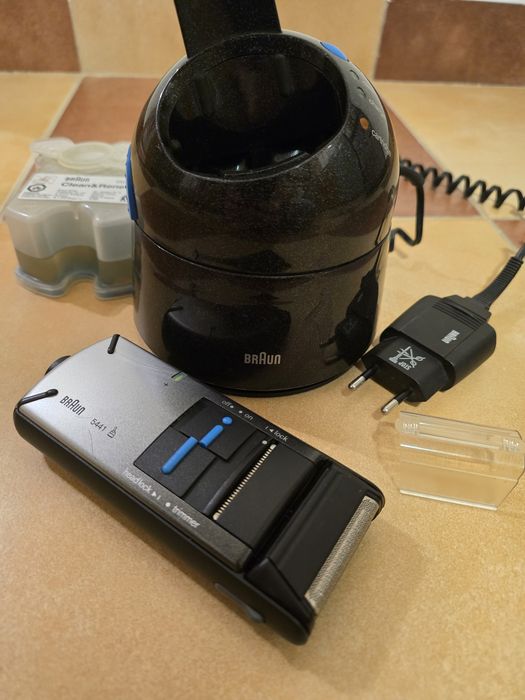 Aparat ras Braun cu statie de încărcare și curățare