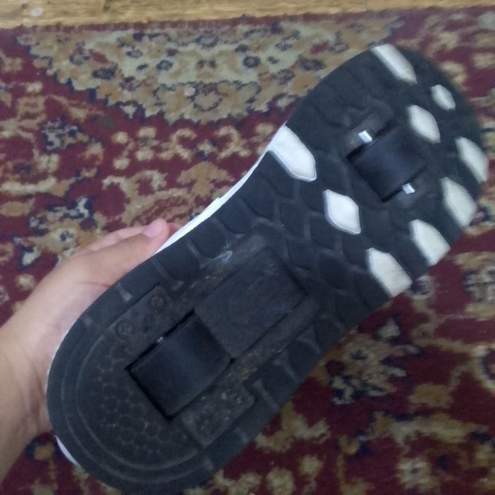 Роликовые кроссовки почти новые