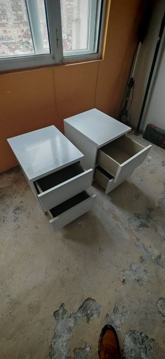 2 броя нощно шкафче с по 2 чекмеджета всяко.. Бял гланц като нови