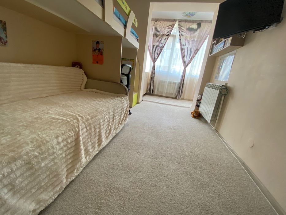 Vând apartament cu două camere.