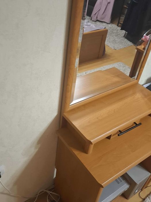 спалня с гардероб шкафчета, комод и тоалетка