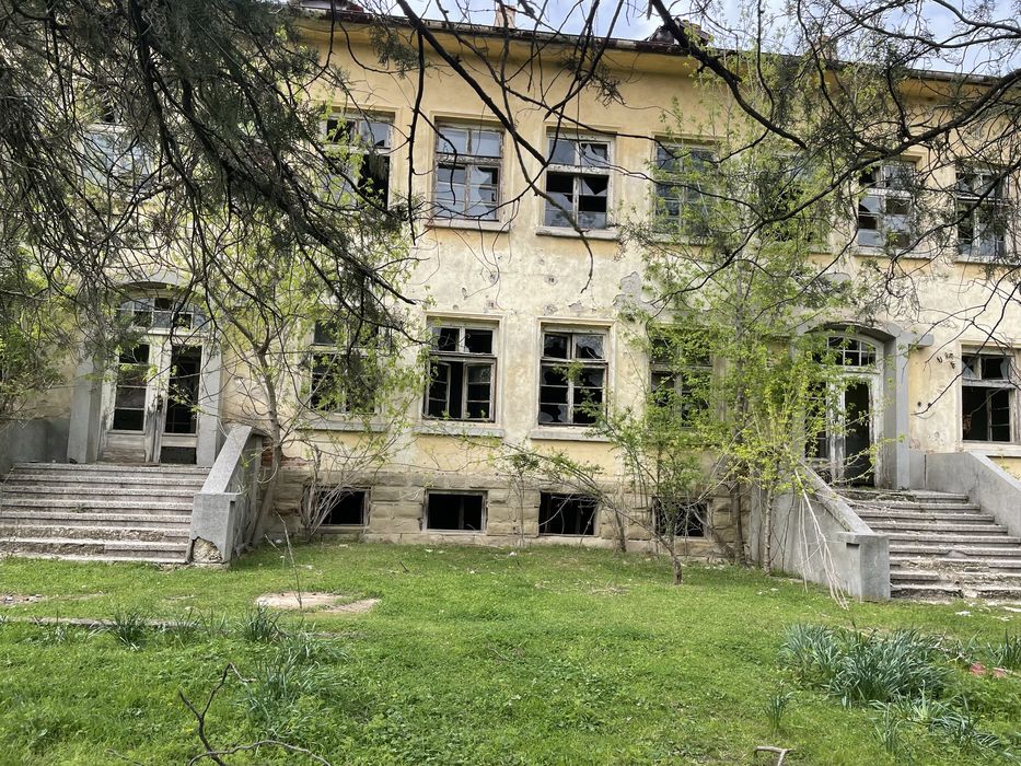 Продава се парцел с масивна сграда - бивш здравен дом в с.Люляково
