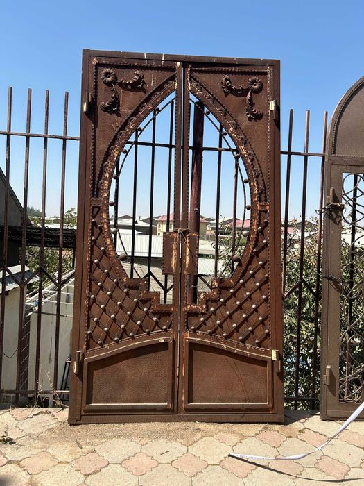 Кованая калитка, входная дверь