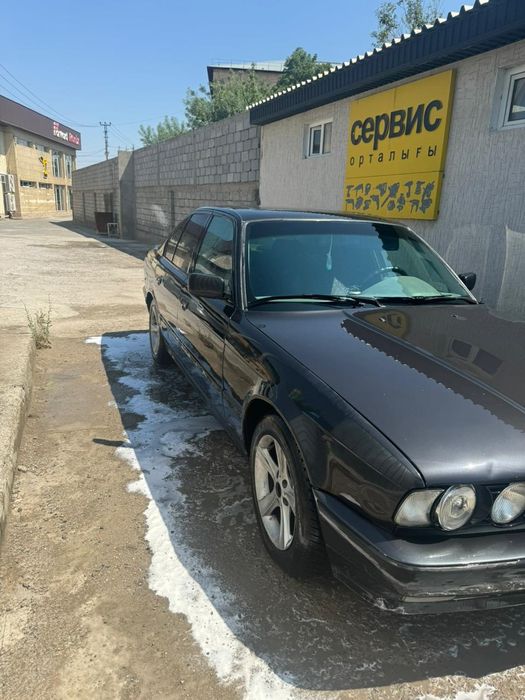 БМВ е34 черного цвета