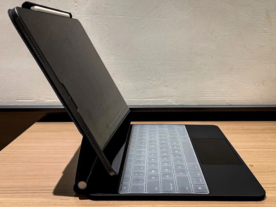 Оригинальный кейс-клавиатура для iPad Pro 13″ M4 (2024), чехол