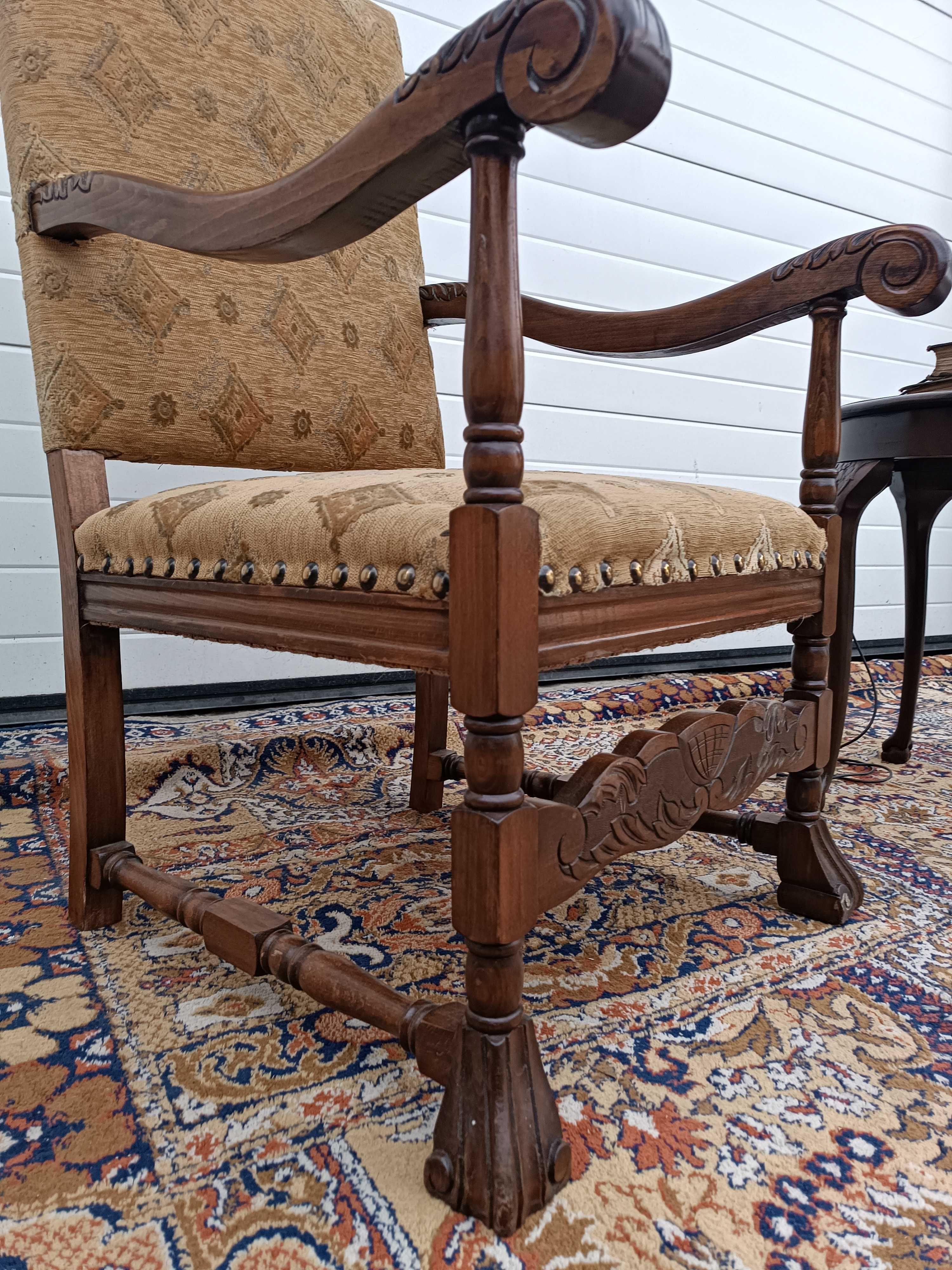 Старинен трон кресло с богата дърворезба внос от Франция.