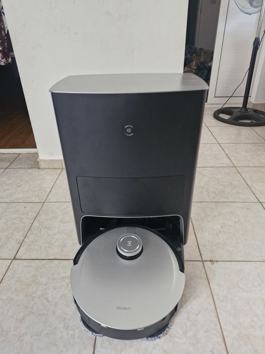 робот-прахосмукачка Ecovacs Deebot X1 Omni.