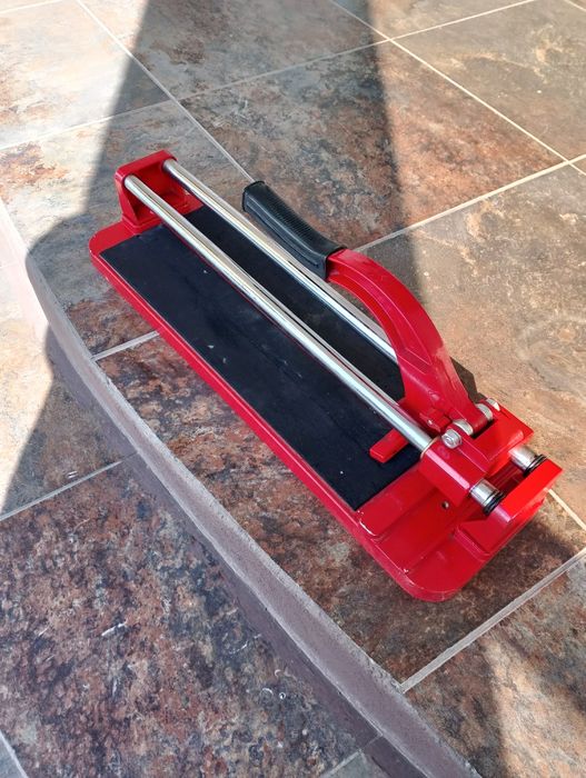 Vând două mașinii de tăiat gresie