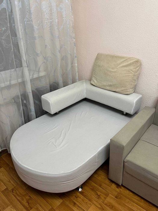 Два дивана вместе с подушками