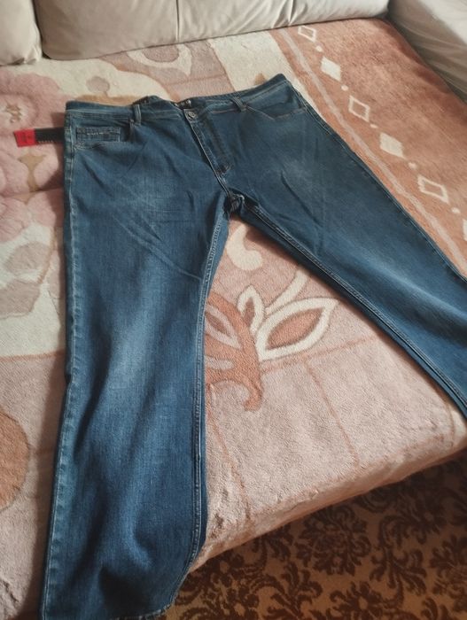 Продам джинсы новые. Большого размера.