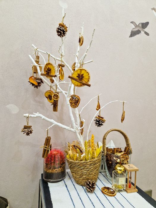 Декоративный дерева с плетеной корзиной