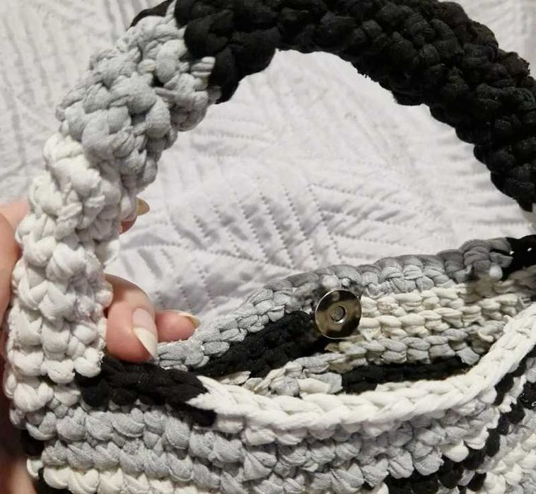 Geantă croșetată unică