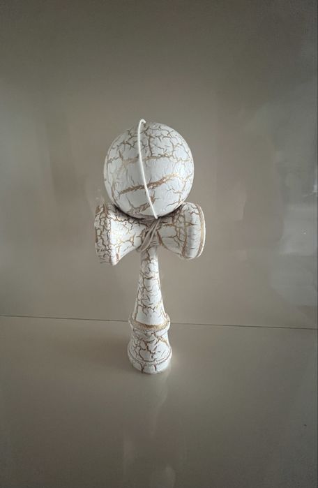 Kendama model “Cracked Paint”- in stare Nou Nouță