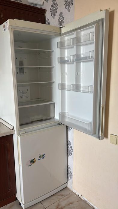 Продам холодильник LG в хорошом состояние.