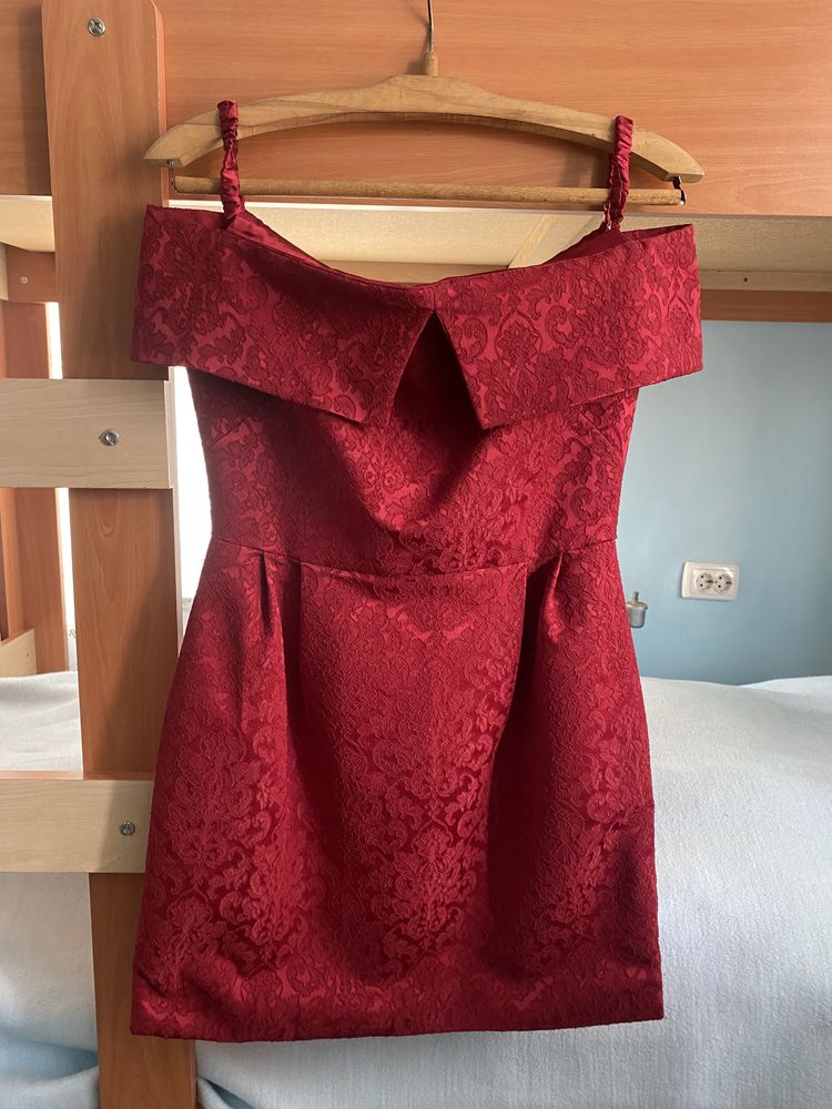 Страхотна официална къса червена рокля с голи рамене