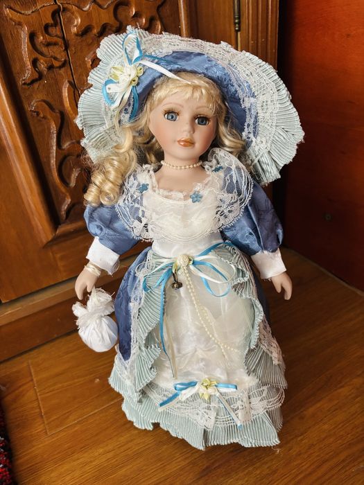 Papusa portelan Delia superba