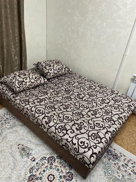 Диван-тахта с двумя подушками