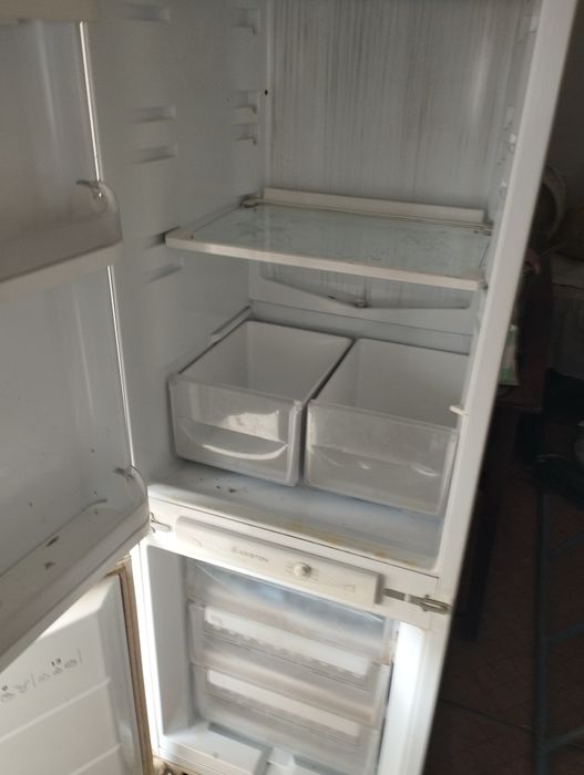 Продам холодильник Аристон италянск и тележка .Самовывоз.Тураском даче