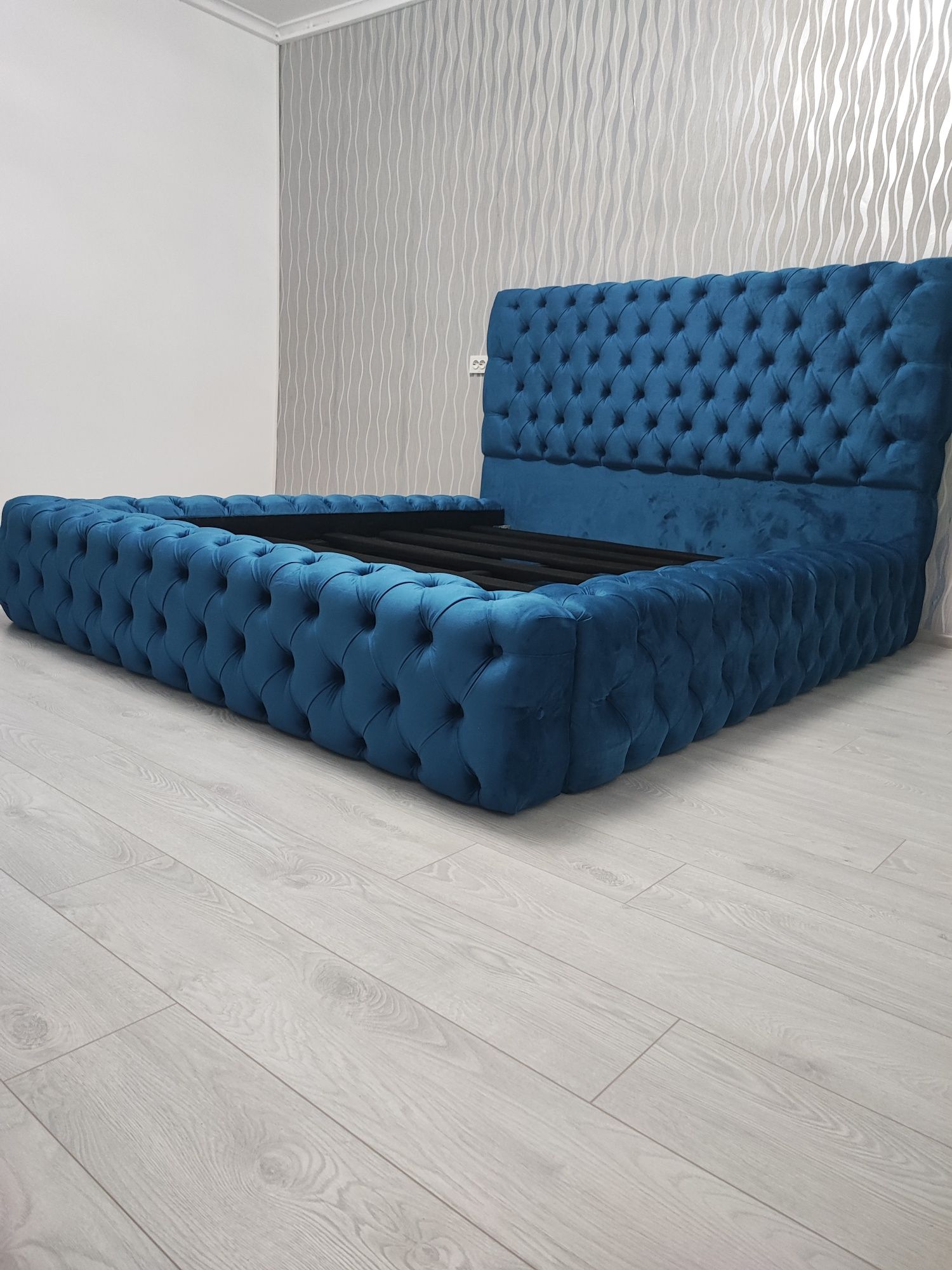 Paturi tapițate Chesterfield fabricate manual la comandă