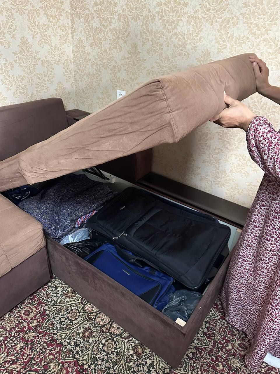 Продаётся диван договорная
