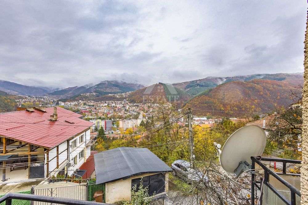 Продава се 2-етажна къща в гр. Своге