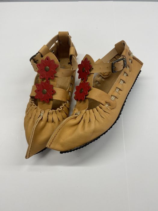 Детски и дамски кожени цървули (опинци) с красив орнамент