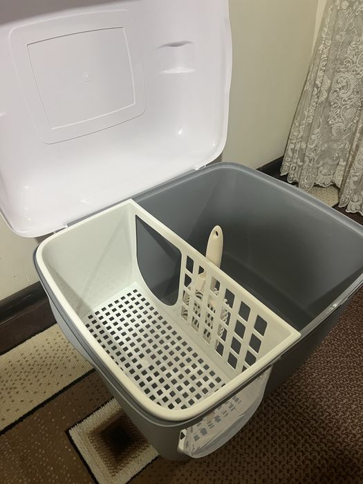 Продаю лоток для кошек с миской и когтеточкой