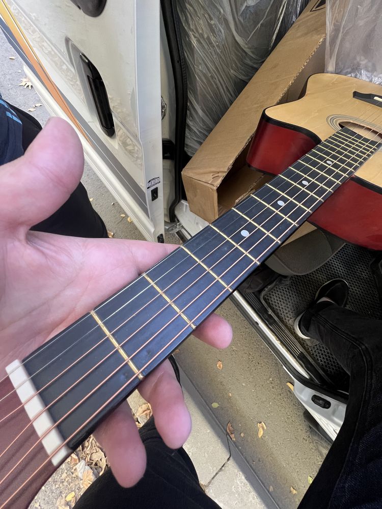 Yangi Gitara Sotiladi