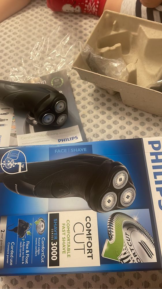 Vând aparat de ras Philips seria 3000 - NOU