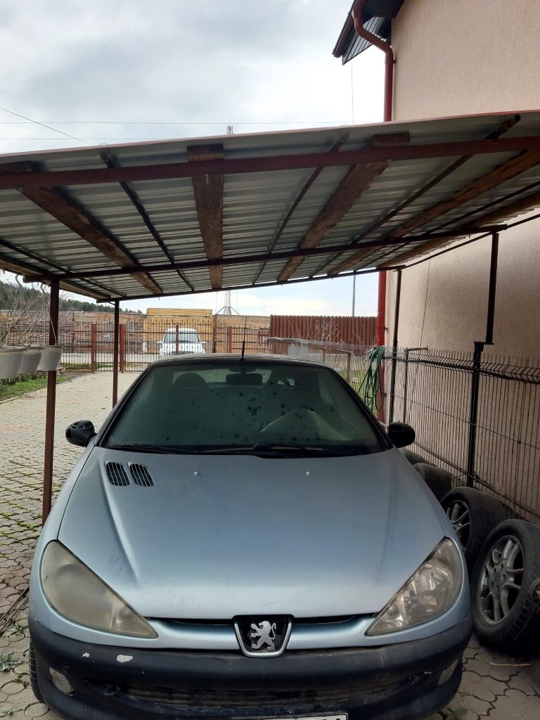 Peugeot 206 decapotabil, în stare de funcționare