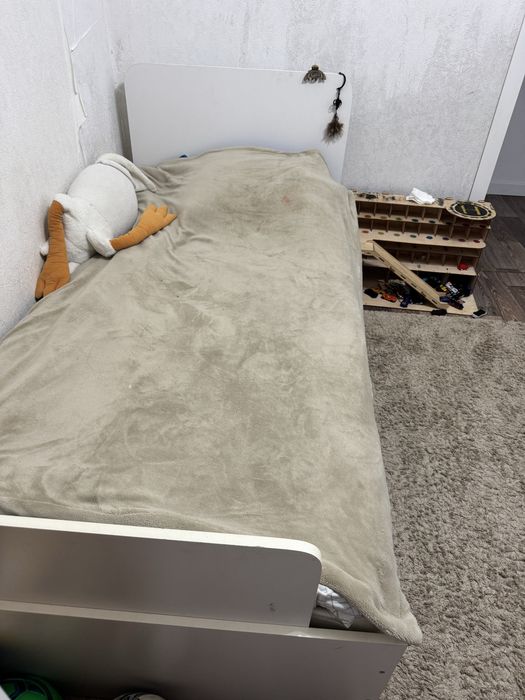 Кровать 200 на 90,две штуки.В хорошем состоянии ,спали дети